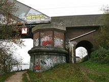 graffiti op een van de monumentale pijlers van Nederlands eerste grote spoorbrug te Culemborg